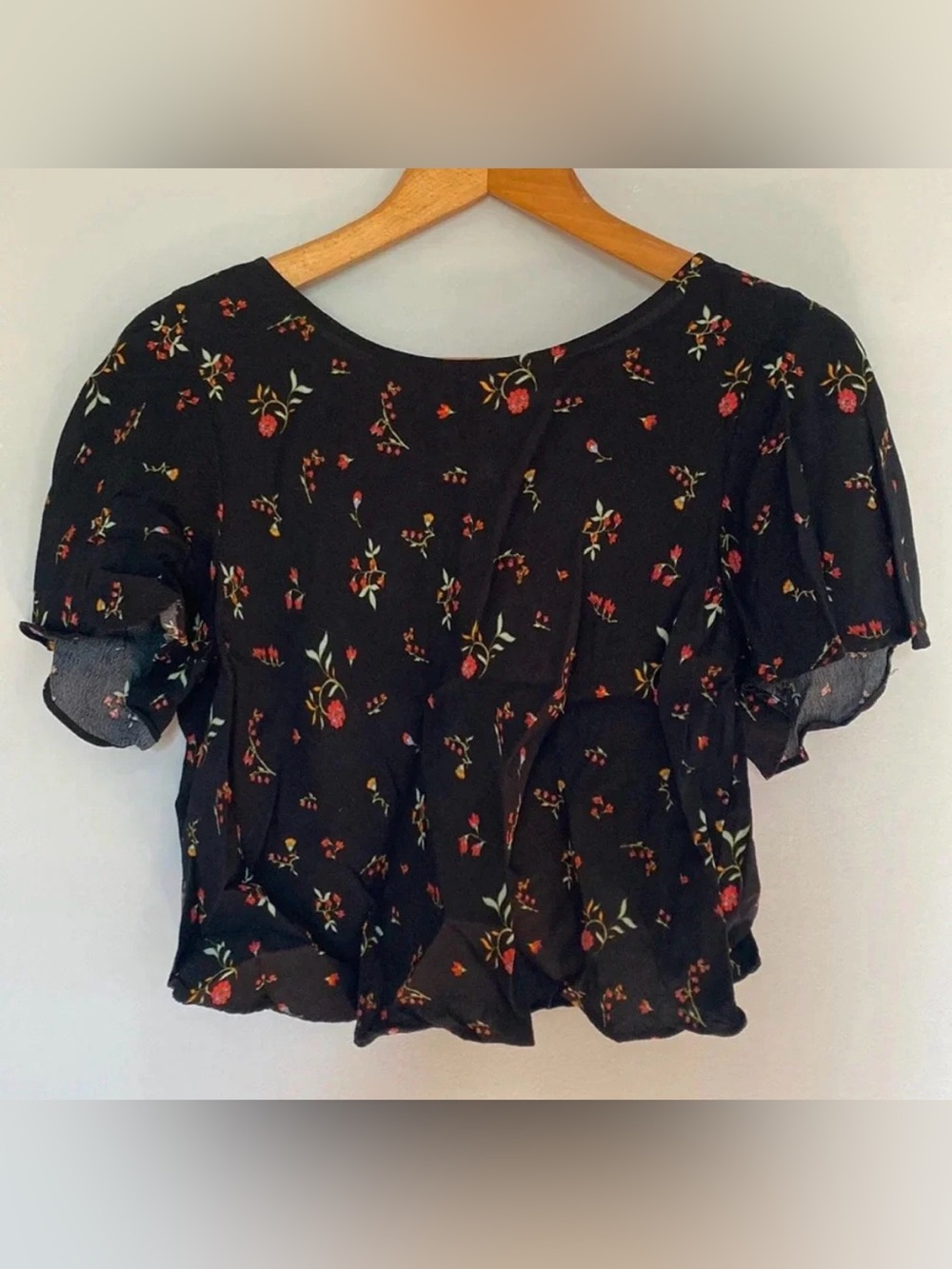 Kimchi Blue Black and Multicolor Floral Open Back Crop Top Size Medium